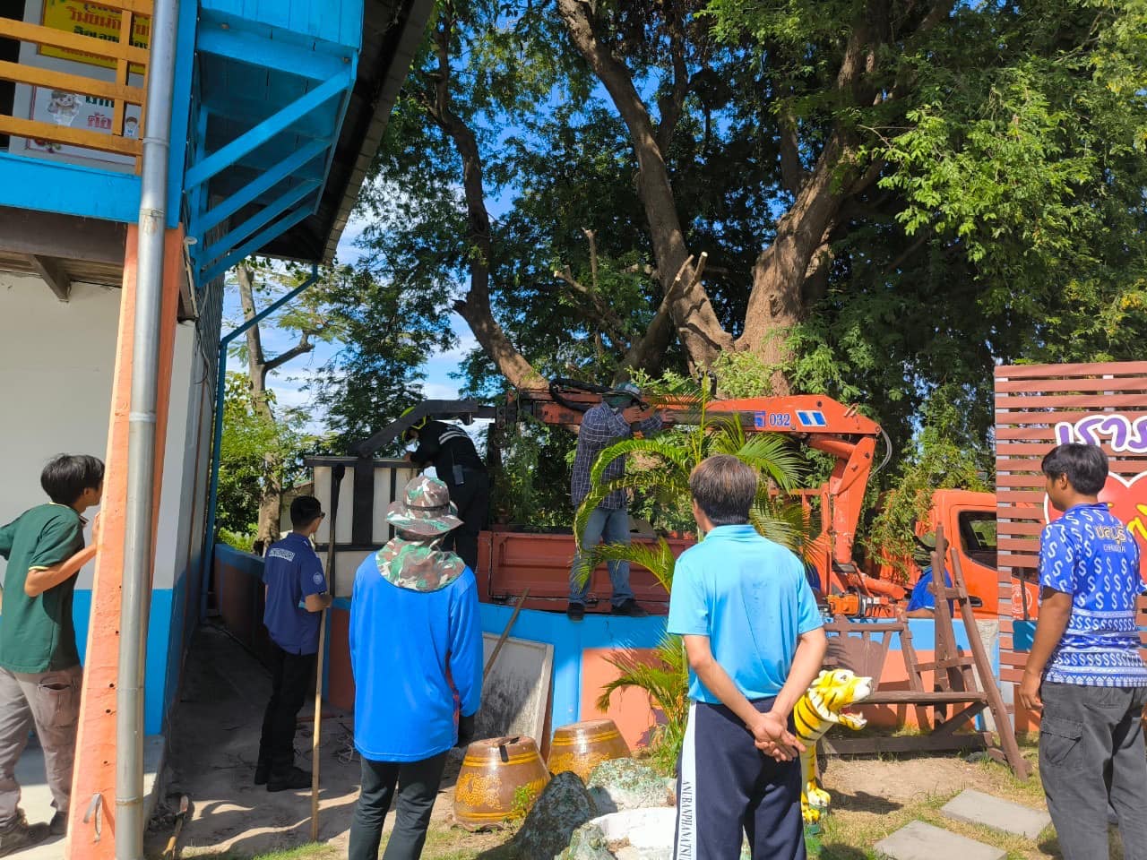 โรงเรียนวัดบ้านงิ้ว(แช่มบุญชูอุทิศ) ได้รับความอนุเคราะห์ จาก นายบุญยัง ไพรวัลย์ นายกองค์การบริหารส่วนตำบลพานทองหนองกะขะ และคณะ ที่ได้มากำจัดแตน ซึ่งเป็นอันตรายต่อนักเรียน และตัดกิ่งต้นไม้ใหญ่ บริเวณข้างโรงเรียน เพื่อความปลอดภัยของนักเรียนโรงเรียนวัดบ้านงิ้ว(แช่มบุญชูอุทิศ)เป็นหนึ่ง ขอขอบพระคุณเป็นอย่างยิ่ง