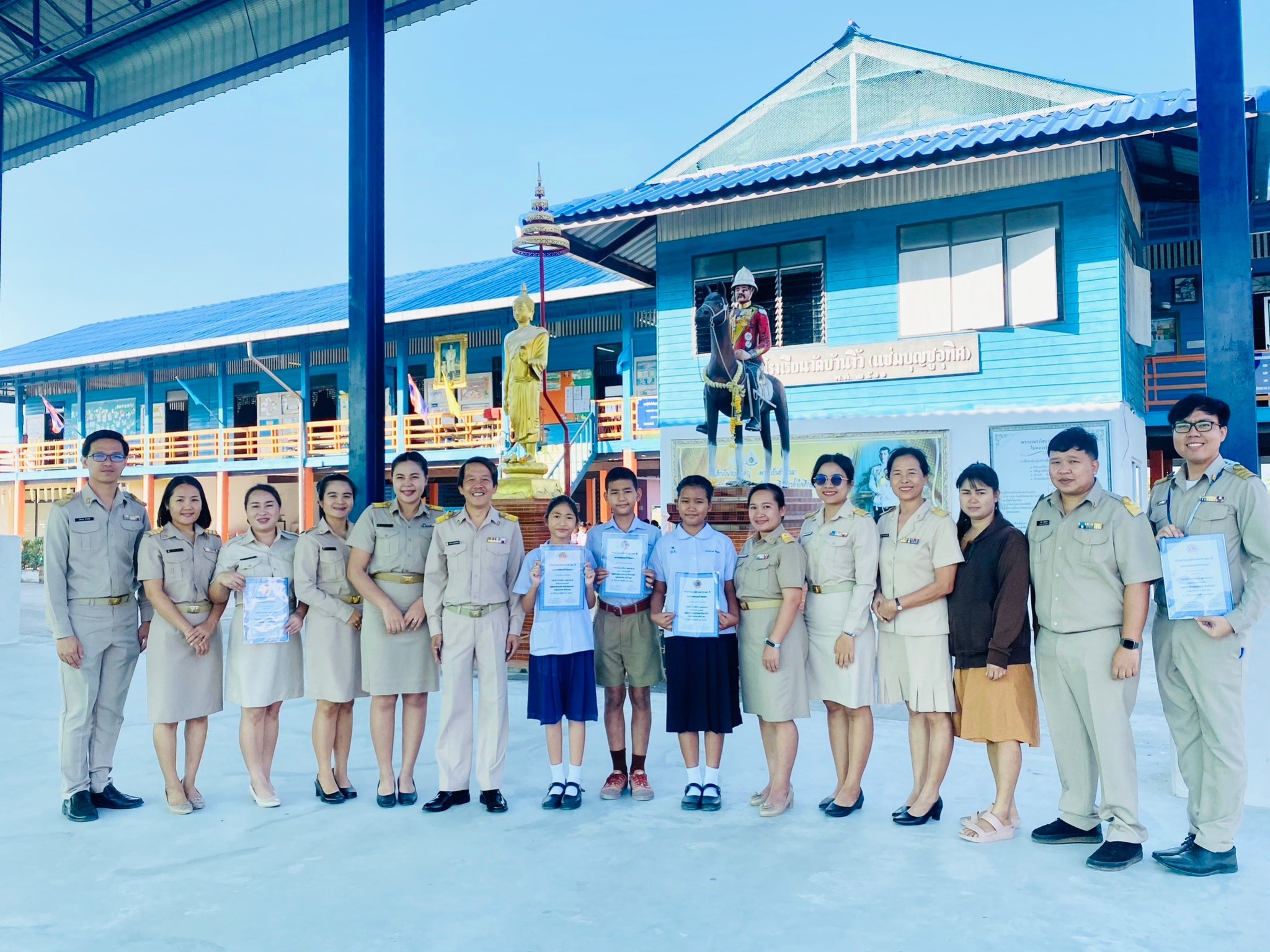 มอบเกียรติบัตรและกล่าวแสดงความยินดีให้แก่ตัวแทนนักเรียนโรงเรียนวัดบ้านงิ้ว(แช่มบุญชูอุทิศ) เนื่องในโอกาสได้ส่งนักเรียนเข้าร่วมการแข่งขันตอบคำถามสารานุกรมไทยสำหรับเยาชนฯ ระดับจังหวัด ครั้งที่ 27